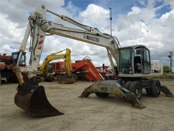 heavy rental equipment terex 2205m tires